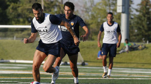 Negredo pugna con Parejo, durante un entrenamiento de Valencia en...