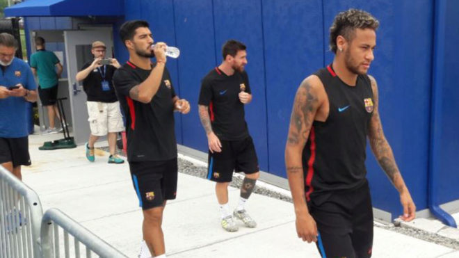 Neymar, delante de Suárez y Messi, en el entrenamiento de hoy en New...