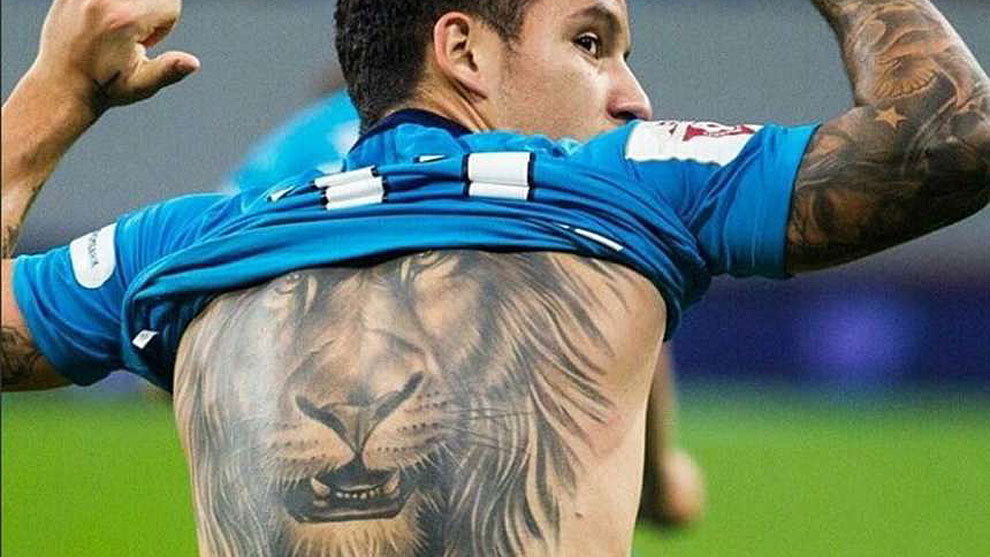 El len que est tatuado en la espalda de Driussi.