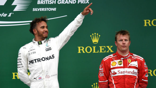 Hamilton, feliz, con Raikkonen a su lado en el podio.