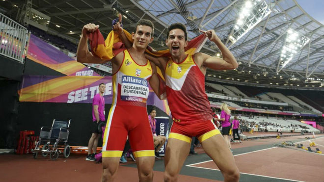 Gerard Descarrega y Marcos Blanquio celebrando el oro en 400m.