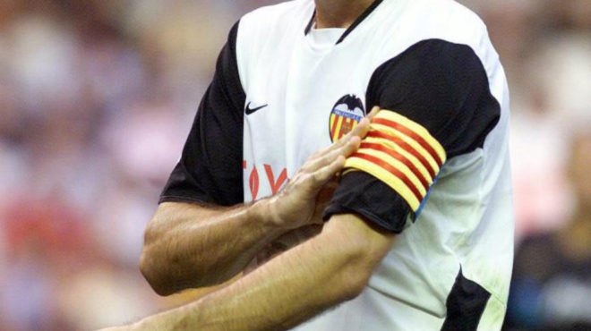 Detalle de un jugador del Valencia ajustdose el brazalete de...