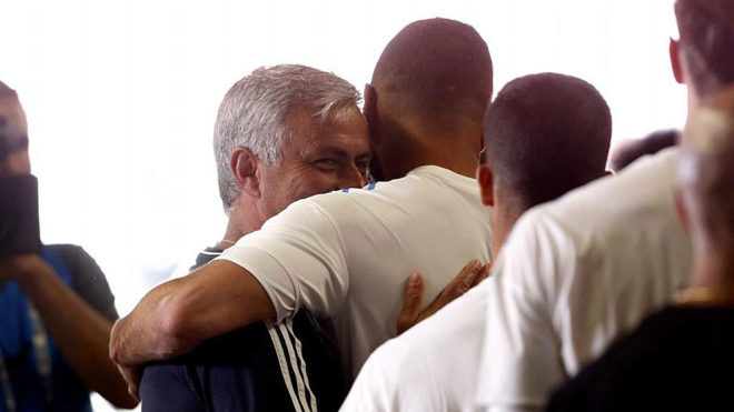 Mourinho se abraza con Karim Benzema.