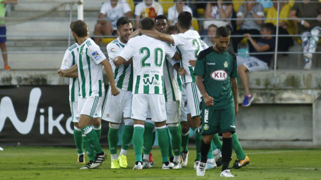 Los jugadores del Betis celebran el gol de Nahuel al Vitoria.