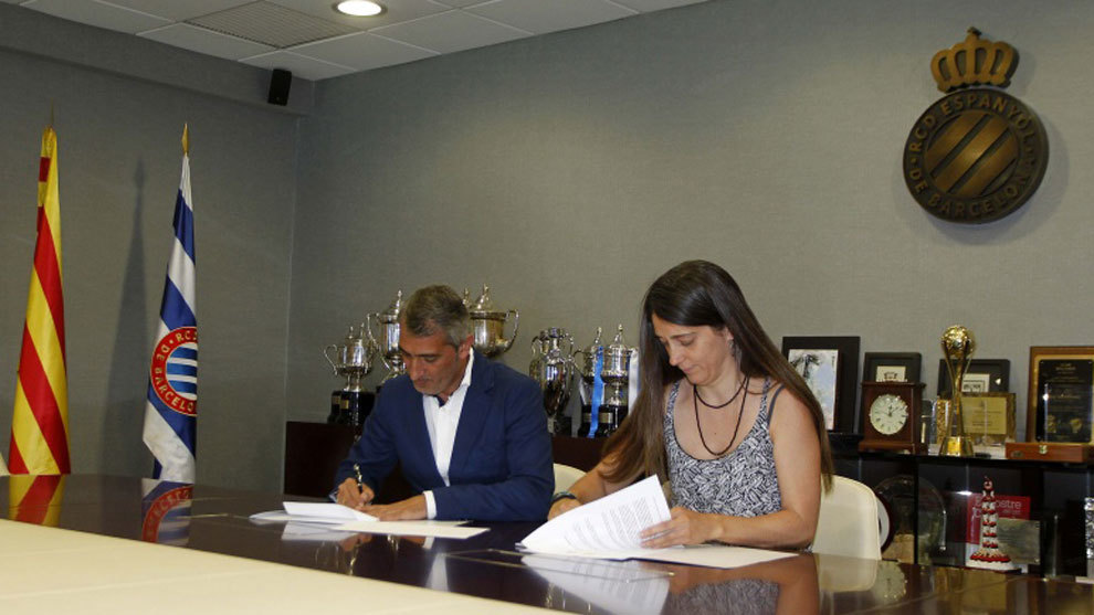 Ramn Robert firmando el acuerdo con &apos;La Plataforma per la Llengua&apos;