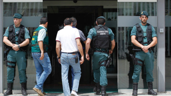 Villar entra a las oficinas de la RFEF acompaado por agentes de la...