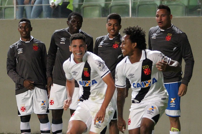 Paulinho celebra uno de sus goles ante el Atltico Mineiro