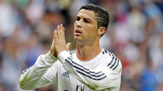 Cristiano Ronaldo pide perdn a la grada del Bernabu tras marcar un...