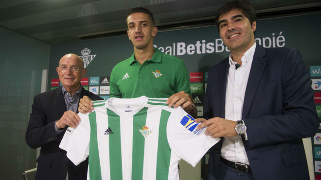 Serra, Feddal y Haro, con la camiseta del Betis del marroqu.