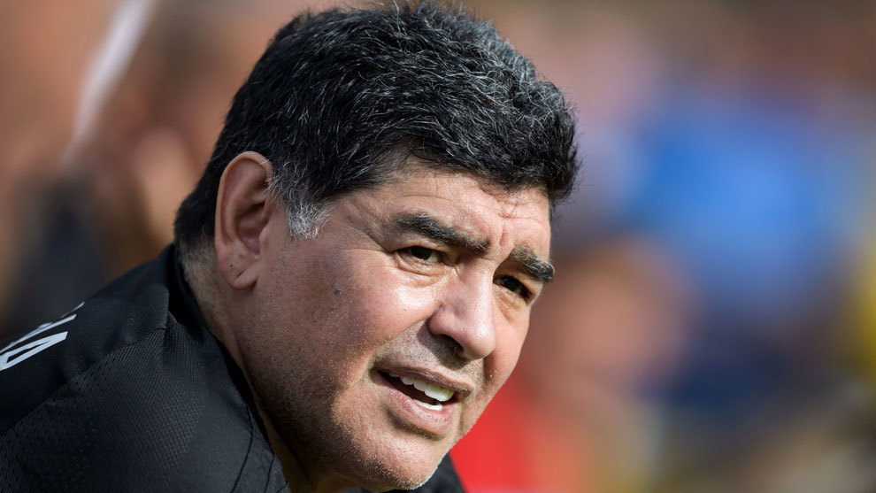 Maradona (56), durante un partido de leyendas en honor a Gianni...