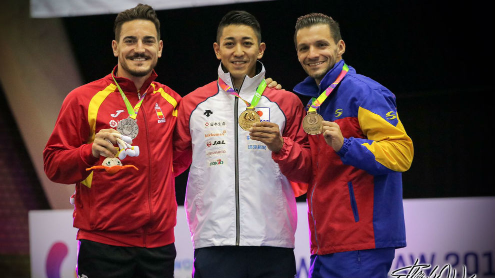 Damián Quintero (izquierda) muestra su medalla de plata.