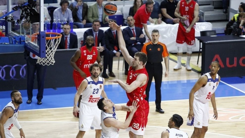 Ognjen Kuzmic lanza un gancho sobre Maciulis durante un partido del...