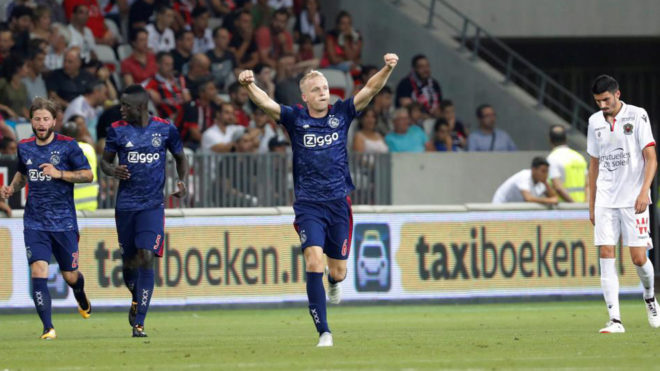 Van de Beek celebra el gol del Ajax en Niza