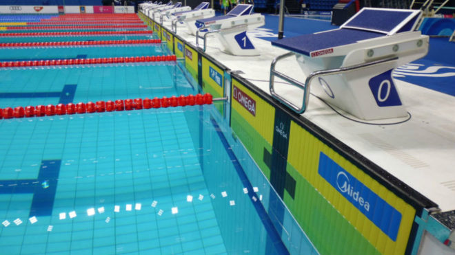 Paneles de cronometraje instalados en la piscina del Duna Arena de...