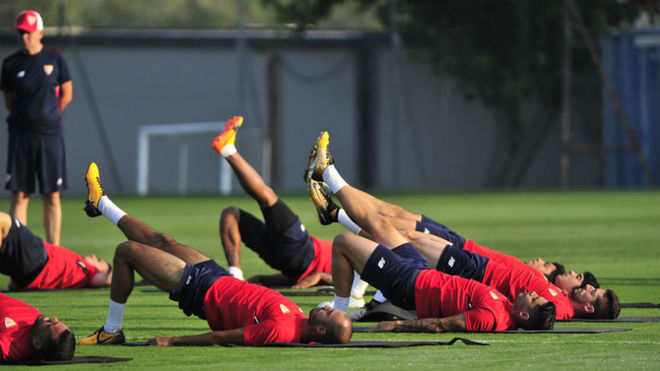Los jugadores del Sevilla, en el entrenamiento de este jueves.