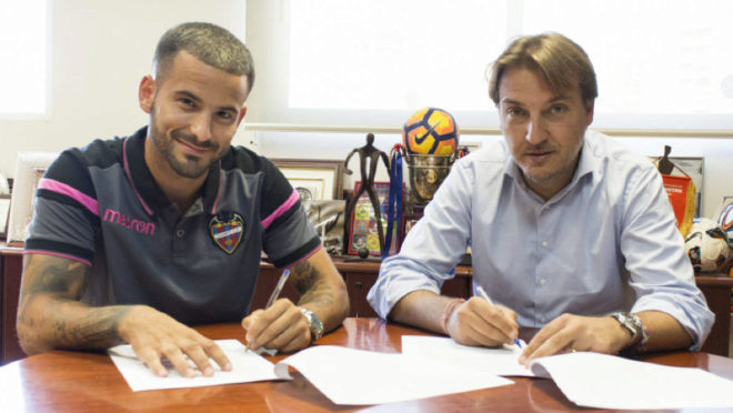 Ruben firma su nuevo contrato junto al presidente, Quico Cataln.