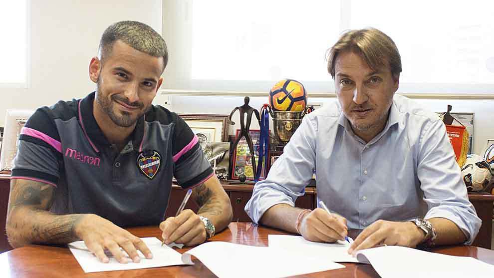 Rubn Garca firma su nuevo contrato con el Levante junto al...