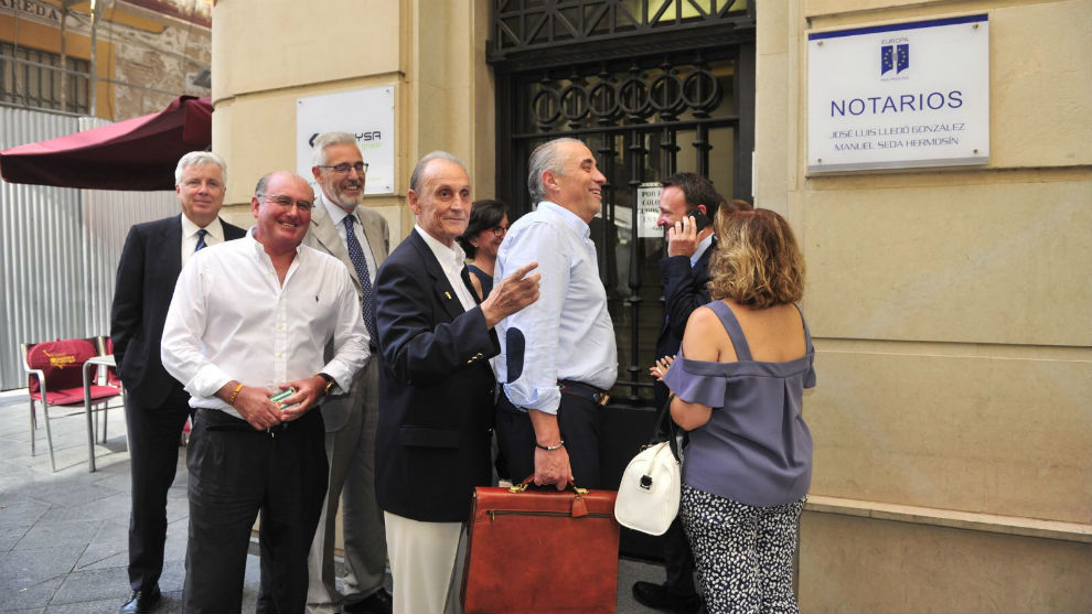 Manuel Ruiz de Lopera, junto a Manuel Castao en la entrada a la...