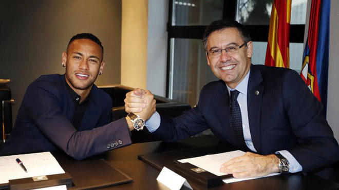 Neymar y Bartomeu, en la firma de la ltima renovacin del...