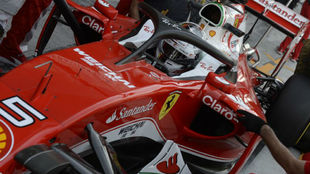 Sebastian Vettel, con el halo en su Ferrari