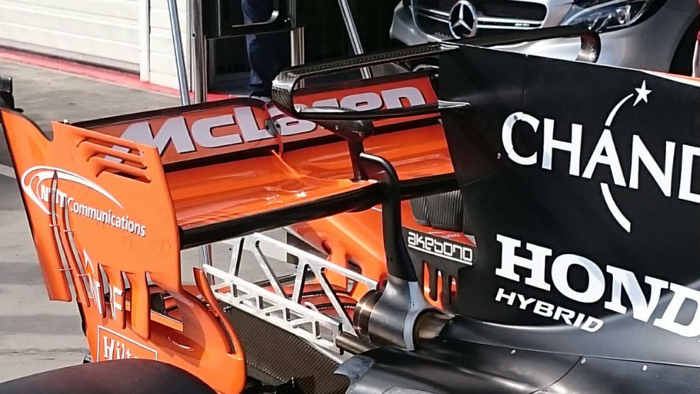 La nueva pieza de McLaren sobre la zona del escape, se une al ala en T...