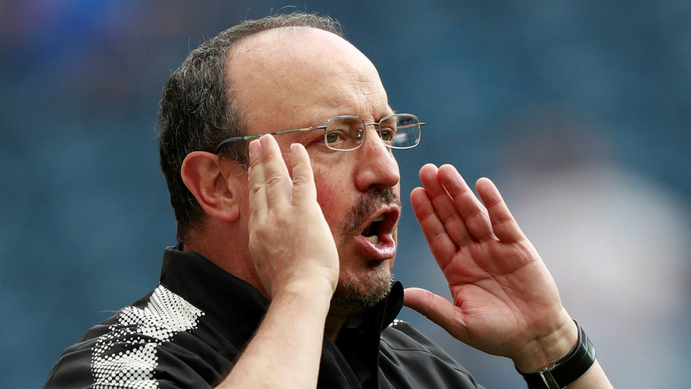 Rafa Benitez (57), dando indicaciones durante un partido