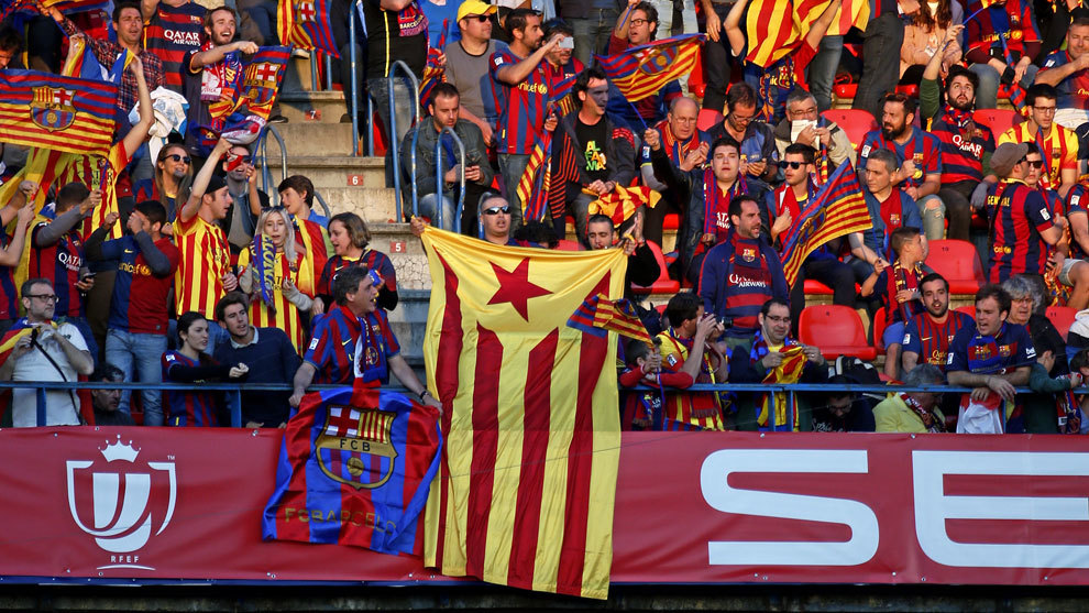 Aficionados del Barcelona mostrando banderas independentistas en la...