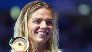 Yulia Efimova luce la medalla de oro.