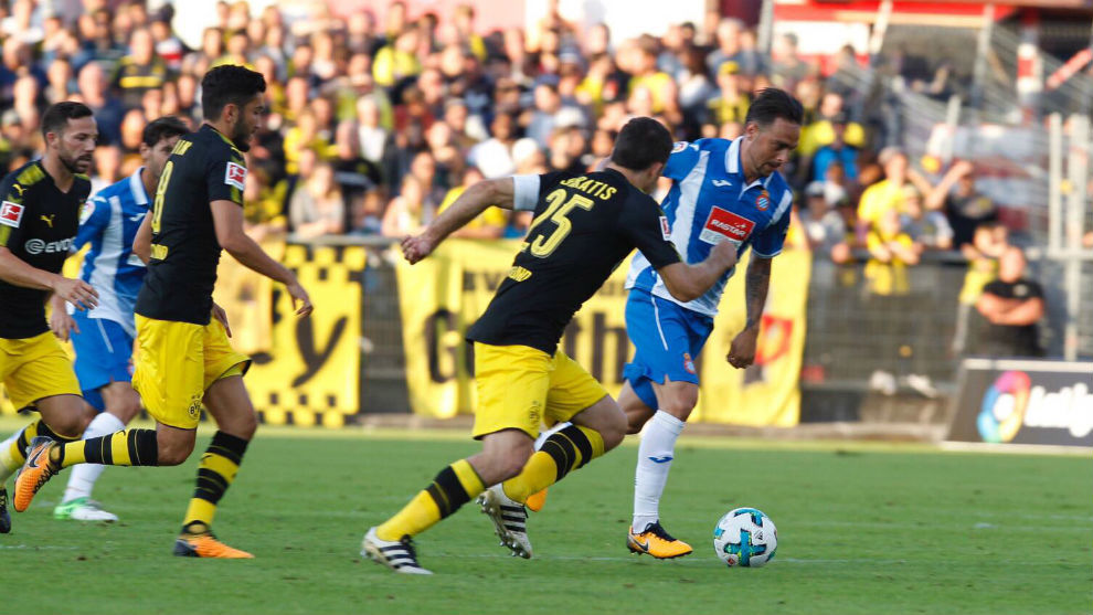Sergio Garca conduce un baln contra el Borussia.