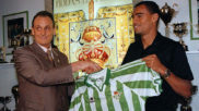 Ruiz de Lopera presenta al brasileo Denilson de Oliveira.