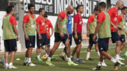 Los jugadores del Valencia durante un entrenamiento en Paterna.