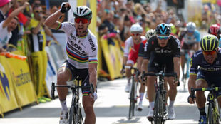 Sagan celebrando su triunfo por delante de Ewan.