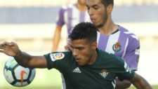 Nahuel intenta controlar un baln ante un defensa del Valladolid.