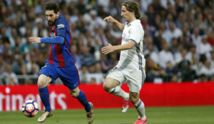 Messi y Modric, en un Clsico de la pasada temporada.