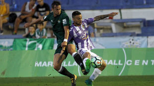 Fabin intenta robarle el baln a un jugador del Valladolid.