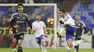 Xiscu controla el baln ante Lucas Torr en el Zaragoza-Oviedo de la...
