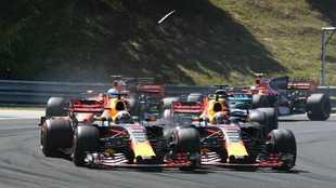 Ricciardo y Verstappen, en el momento de tocarse