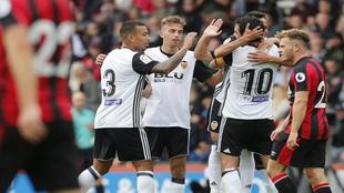 Parejo se abraza a Orellana tras lograr el gol ante el Bornemouth.