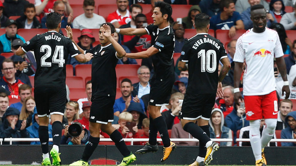 Ben Yedder celebra un gol con sus compaeros en la Emirates Cup.