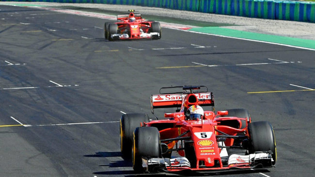 Vettel y Raikkonen al cruzar la lnea de meta