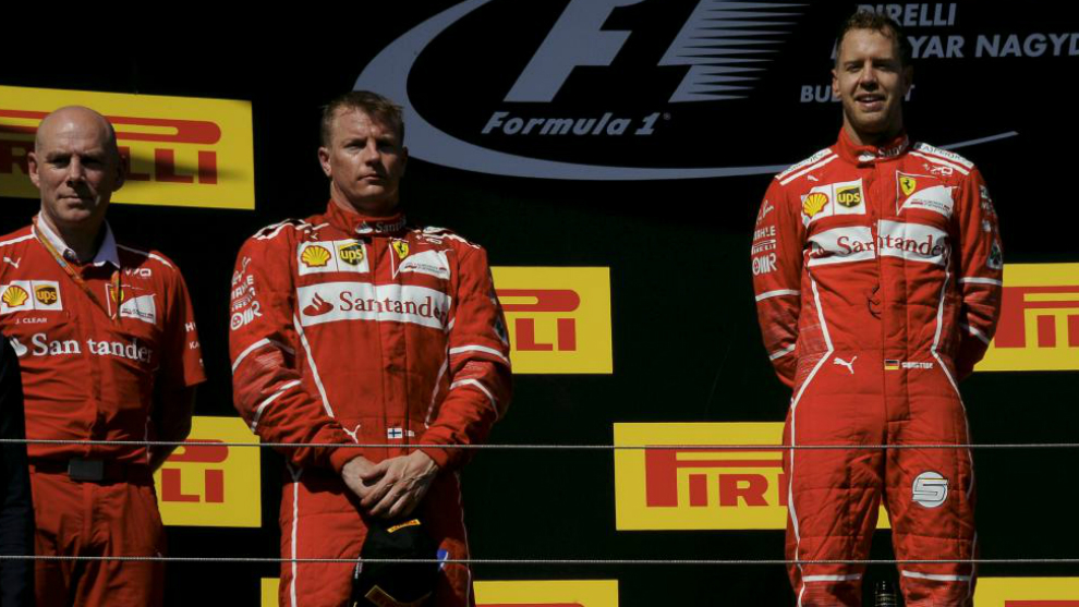 Vettel, Raikkonen y Jock Clear en el podio de Hungra