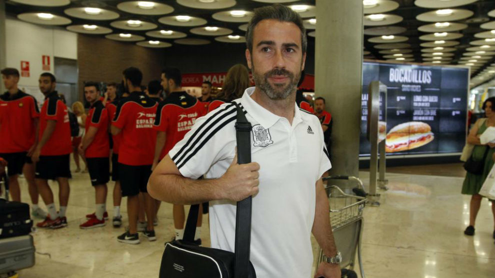 Jorge Vilda a la llegada al Aeropuerto Adolfo Surez-Madrid Barajas.