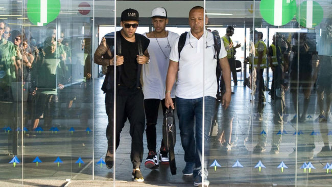 Neymar junto a su padre a su llegada al aeropuerto de  El Prat.