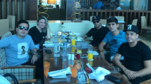 Neymar y sus amigos, desayunando en Dubai