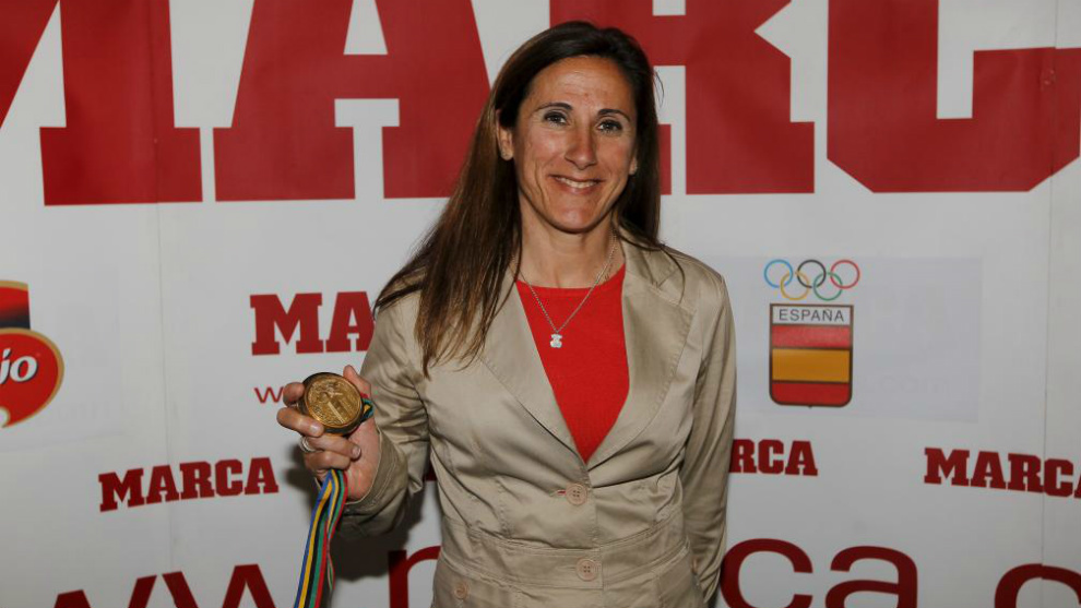 Almudena Muoz muestra la medalla de oro ganada en Barcelona 92.