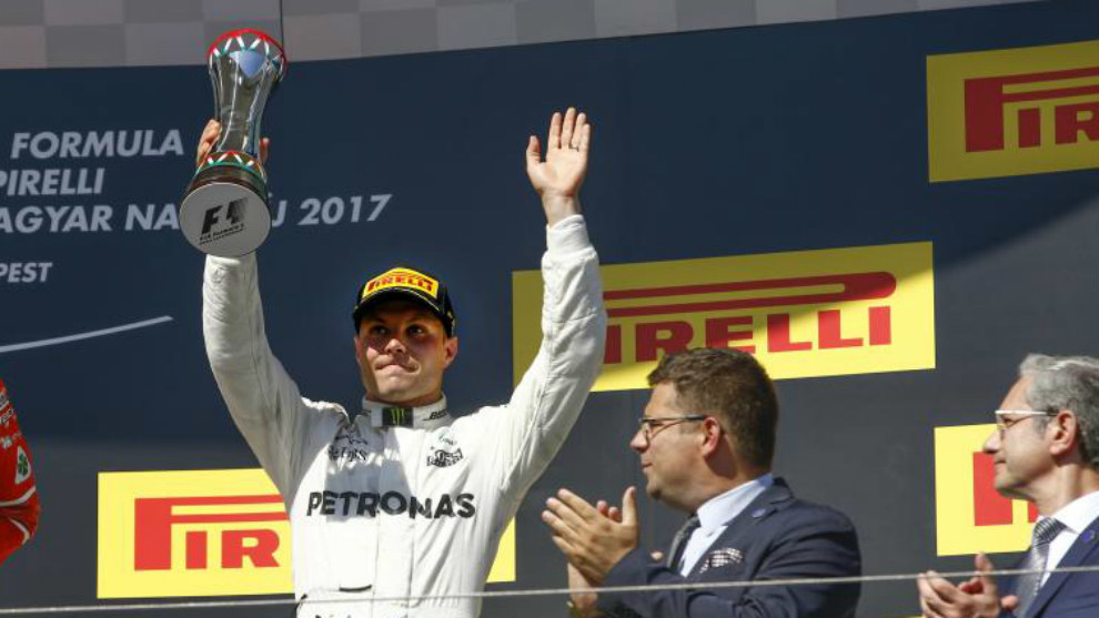 Bottas recibiendo el trofeo como tercer clasificado del GP de Hungra