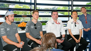 Alonso, Vandoorne, Boullier y Hasegawa en una rueda de prensa de...