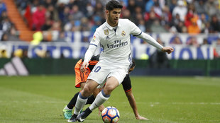 Asensio (21) transporta el baln en un partido del Real Madrid