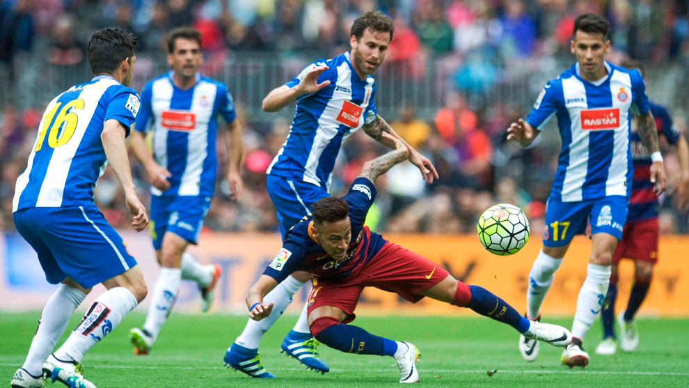 Neymar jugando con el Barcelona contra el Espanyol