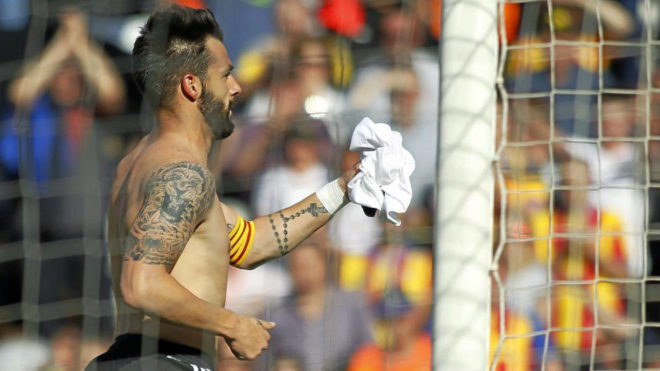 Negredo entrega la camiseta a la aficin tras un gol ante el Sevilla.